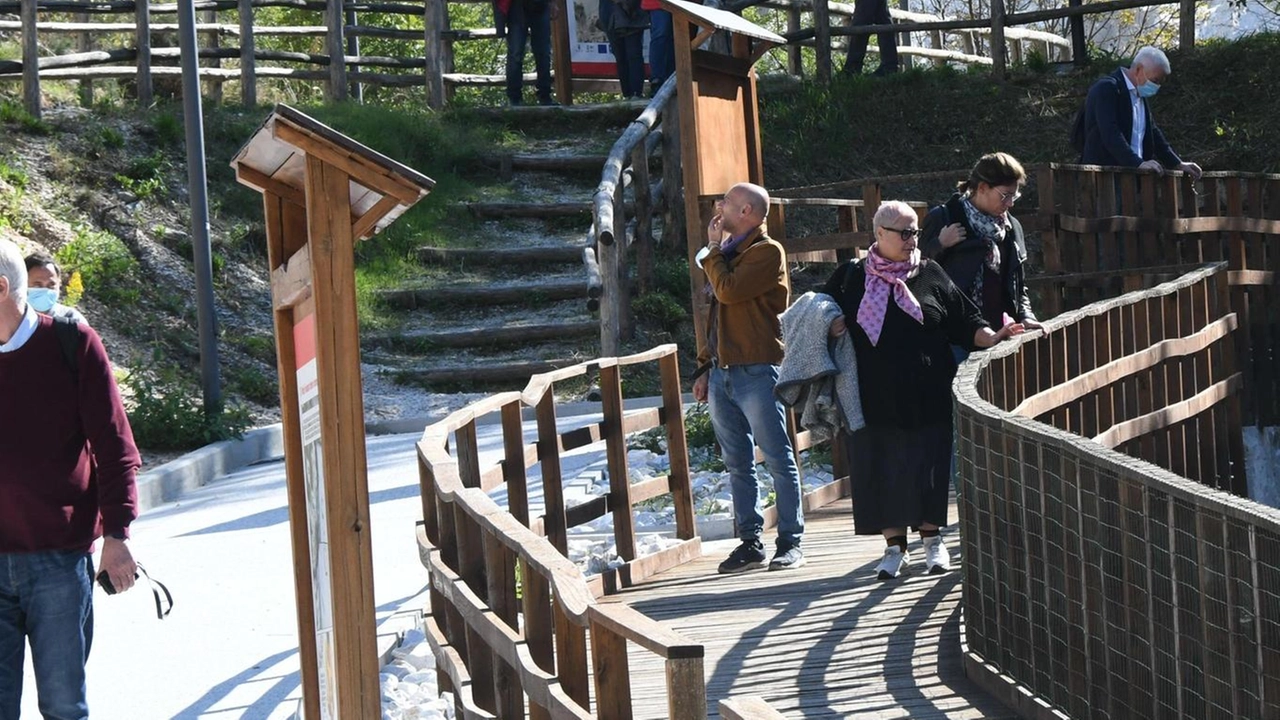 Sempre più ricco il patrimonio artistico del monte. Dopo Fossacava adesso nuove scultura nel piazzale del Tarnone Sempre più ricco il patrimonio artistico del monte. Dopo Fossacava adesso nuove scultura nel piazzale del Tarnone