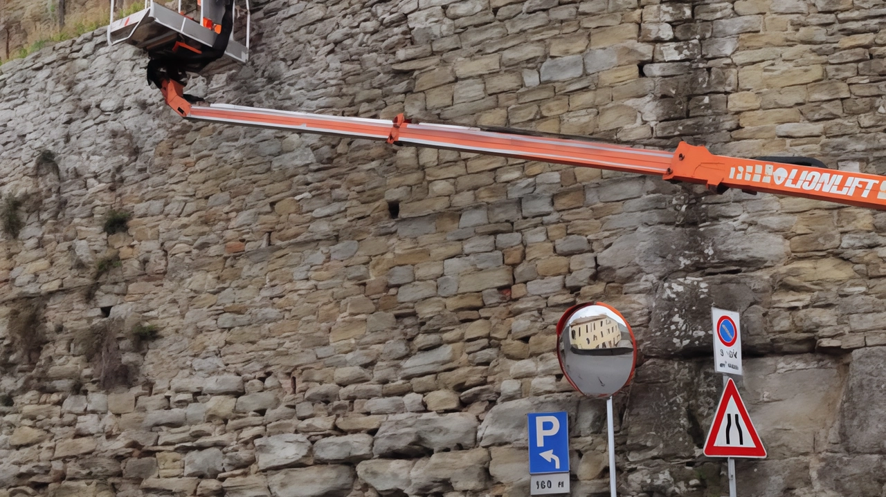 Due giorni di studio a Cortona per valorizzare e tutelare le antiche mura etrusche della città, con la partecipazione di studiosi e istituzioni per promuovere il Parco Archeologico e individuare strategie di conservazione e fruizione. Due giorni di studio a Cortona per valorizzare e tutelare le antiche mura etrusche della città, con la partecipazione di studiosi e istituzioni per promuovere il Parco Archeologico e individuare strategie di conservazione e fruizione.