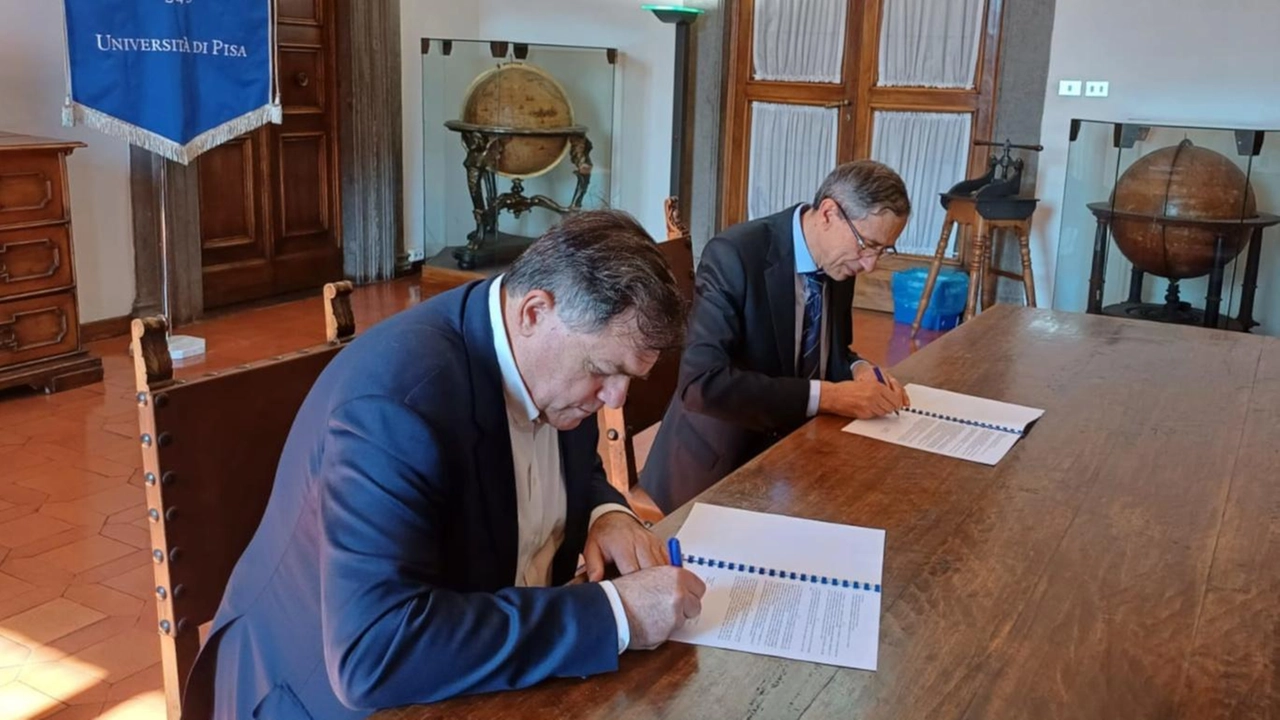 Il sindaco di Pietrasanta Alberto Giovannetti e il rettore Riccardo Zucchi siglano la convenzione che legherà Comune e Ateneo nel prossimo triennio Il sindaco di Pietrasanta Alberto Giovannetti e il rettore Riccardo Zucchi siglano la convenzione che legherà Comune e Ateneo nel prossimo triennio