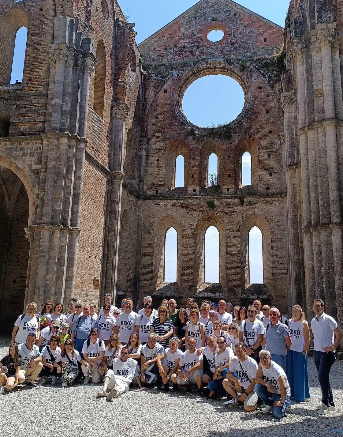 Beko, la vertenza va in trasferta. Lavoratori accolti a San Galgano Beko, la vertenza va in trasferta. Lavoratori accolti a San Galgano