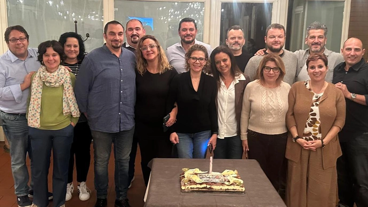 Giovedì scorso al ristorante “Il Guercio” di Lucca si è tenuta la cena delle elementari, 37 anni dopo il suono... Giovedì scorso al ristorante “Il Guercio” di Lucca si è tenuta la cena delle elementari, 37 anni dopo il suono...