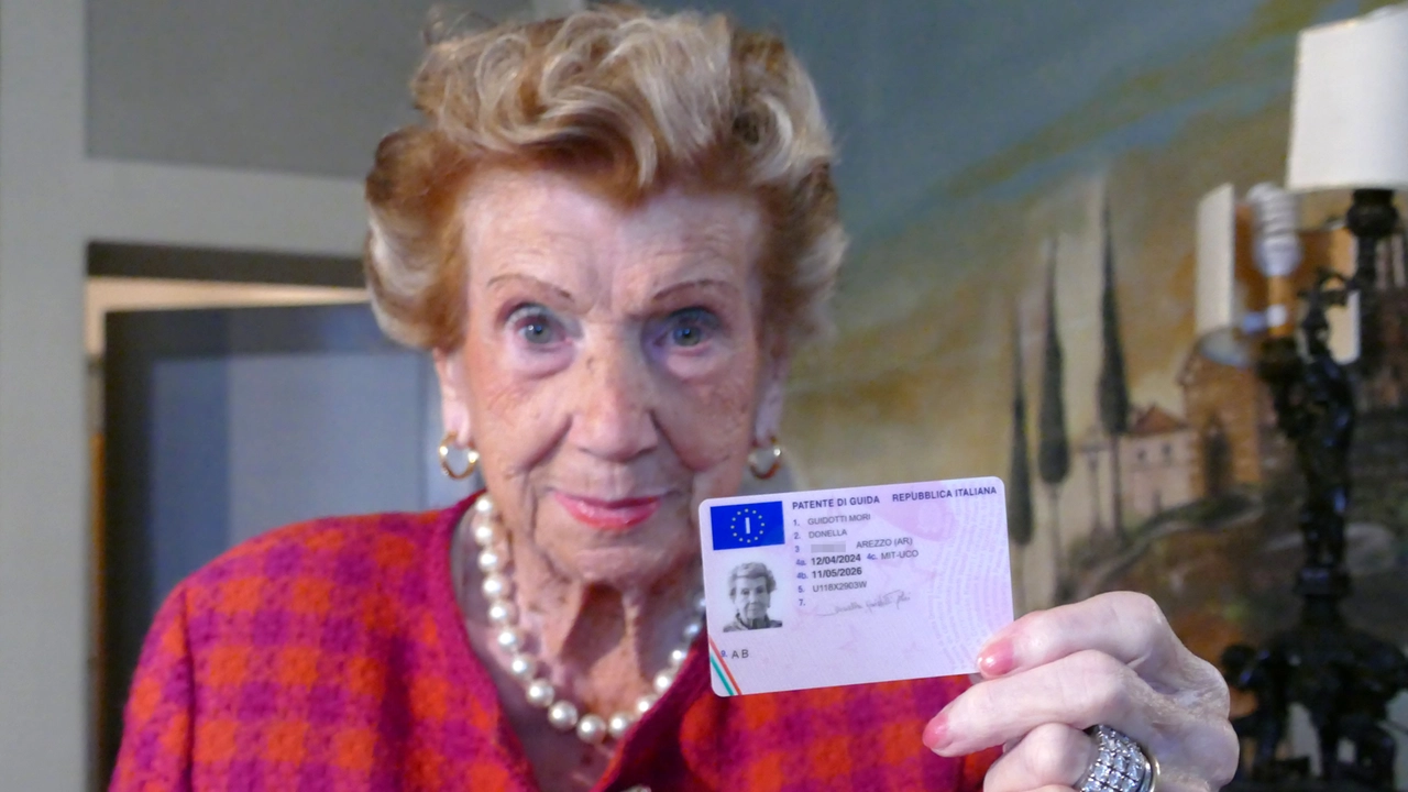 La signora Donella ci mostra la sua patente, che ha rinnovato da poco all’età di quasi cento anni La signora Donella ci mostra la sua patente, che ha rinnovato da poco all’età di quasi cento anni