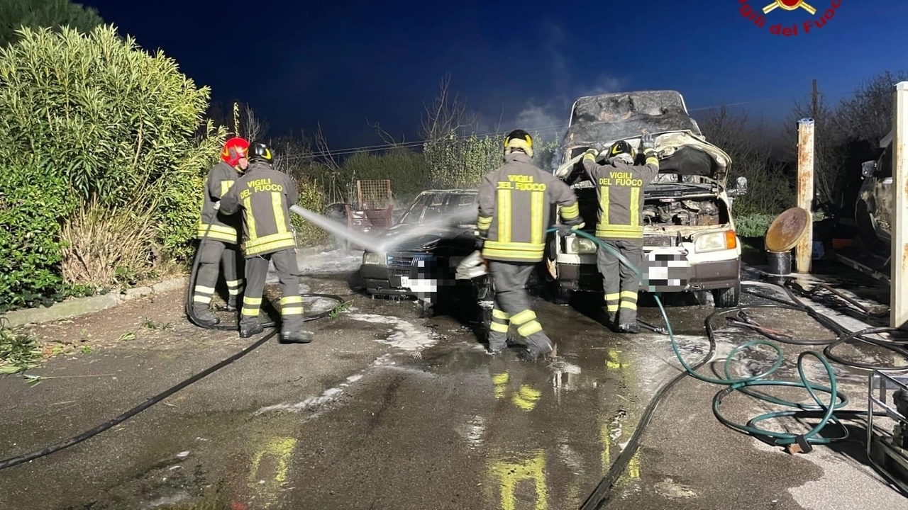 L'incendio dei veicoli nell'area di sosta e l'intervento dei vigili del fuoco L'incendio dei veicoli nell'area di sosta e l'intervento dei vigili del fuoco