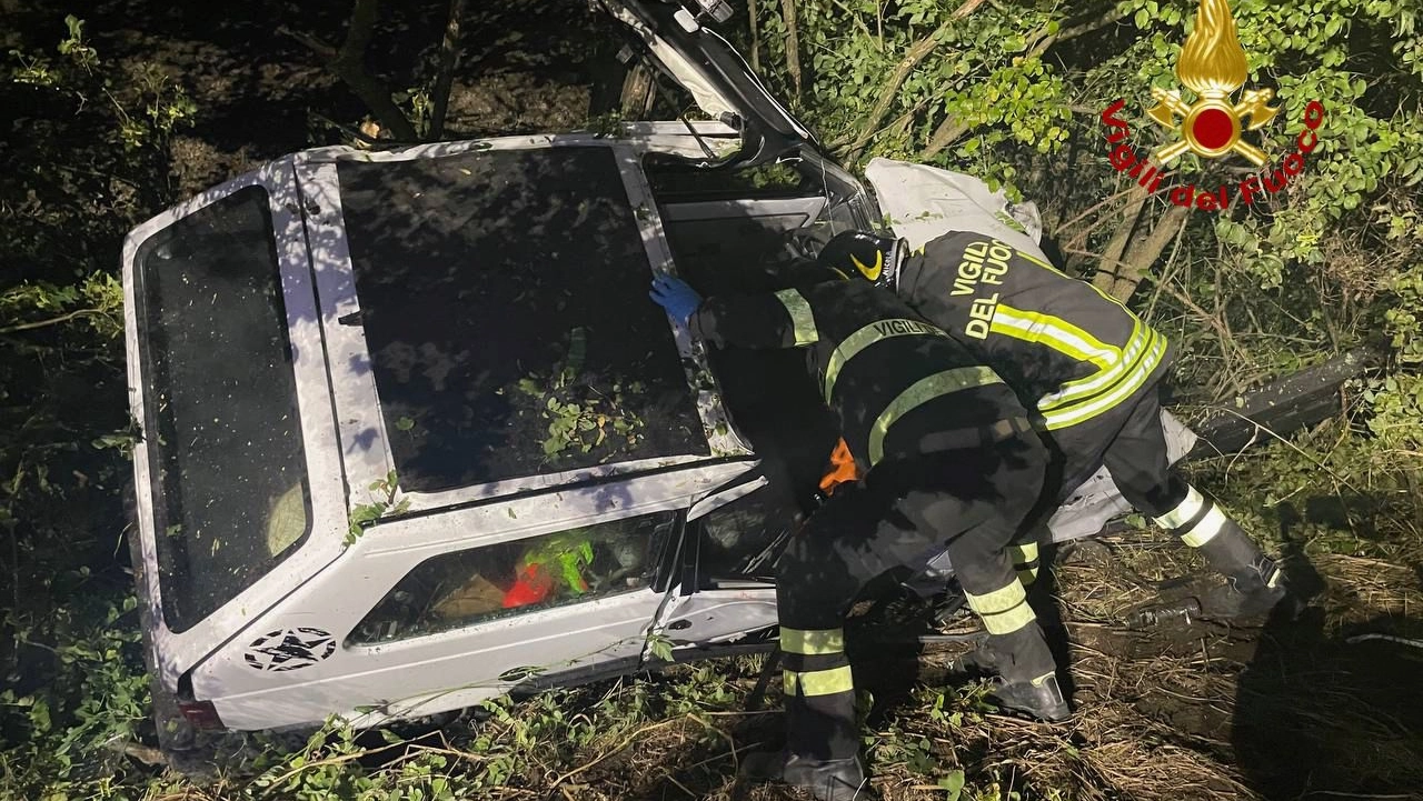 L'auto finita fuori strada e l'intervento dei vigili del fuoco L'auto finita fuori strada e l'intervento dei vigili del fuoco