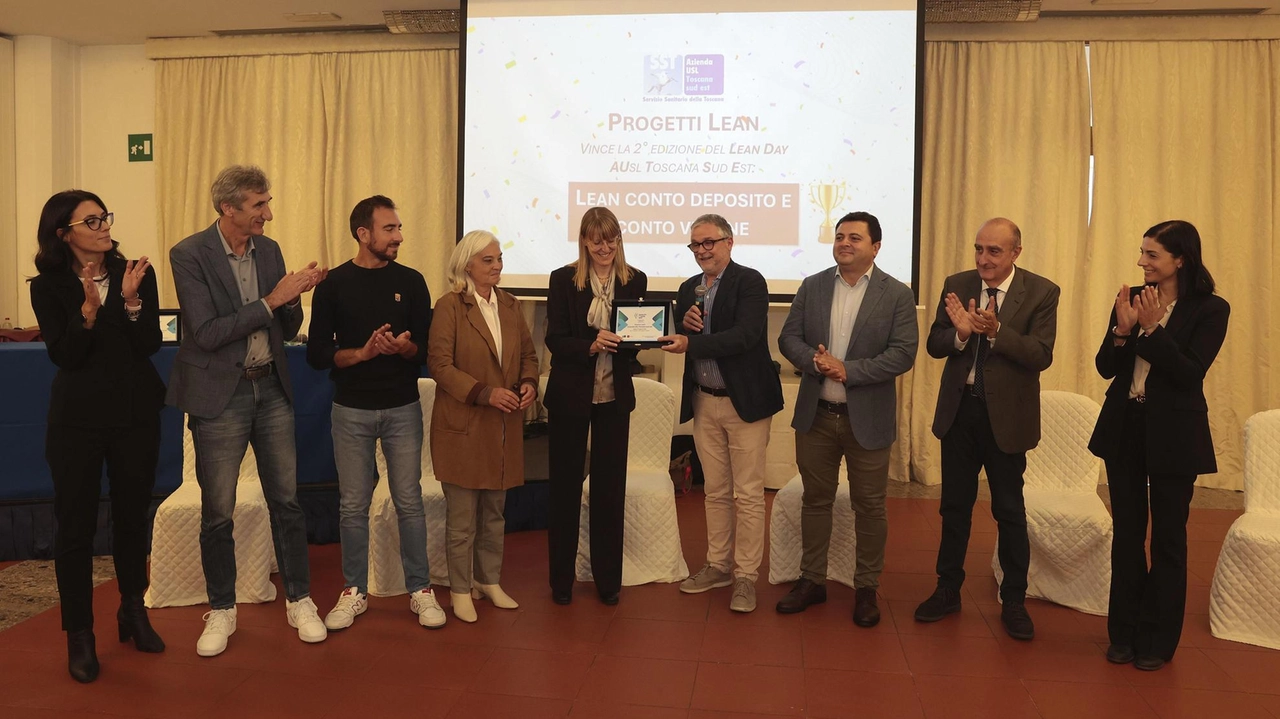 L’assessore regionale alla sanità Simone Bezzini insieme al direttore generale dell’Asl Toscana Sud Est Antonio D’URso premiano il Dipartimento del farmaco che ha presentato il progetto Lean vincitore L’assessore regionale alla sanità Simone Bezzini insieme al direttore generale dell’Asl Toscana Sud Est Antonio D’URso premiano il Dipartimento del farmaco che ha presentato il progetto Lean vincitore