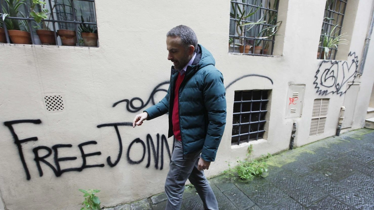 Duccio Benocci mostra una delle scritte fatte poche settimane fa. sul muro di casa