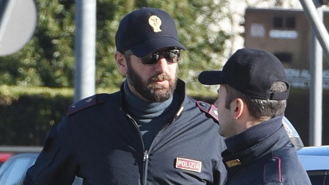 Sul. posto è intervenuta la polizia che ha trovato l’uomo ancora con l’ombrello in mano Sul. posto è intervenuta la polizia che ha trovato l’uomo ancora con l’ombrello in mano