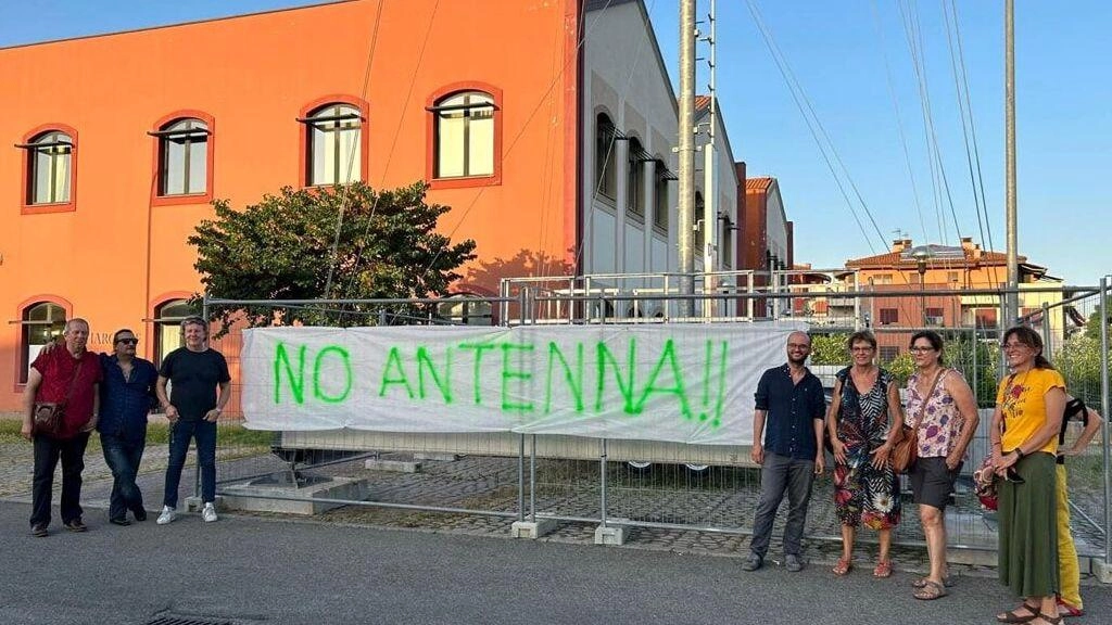 La protesta degli abitanti nel. parcheggio in cui attualmente si trova l’antenna La protesta degli abitanti nel. parcheggio in cui attualmente si trova l’antenna
