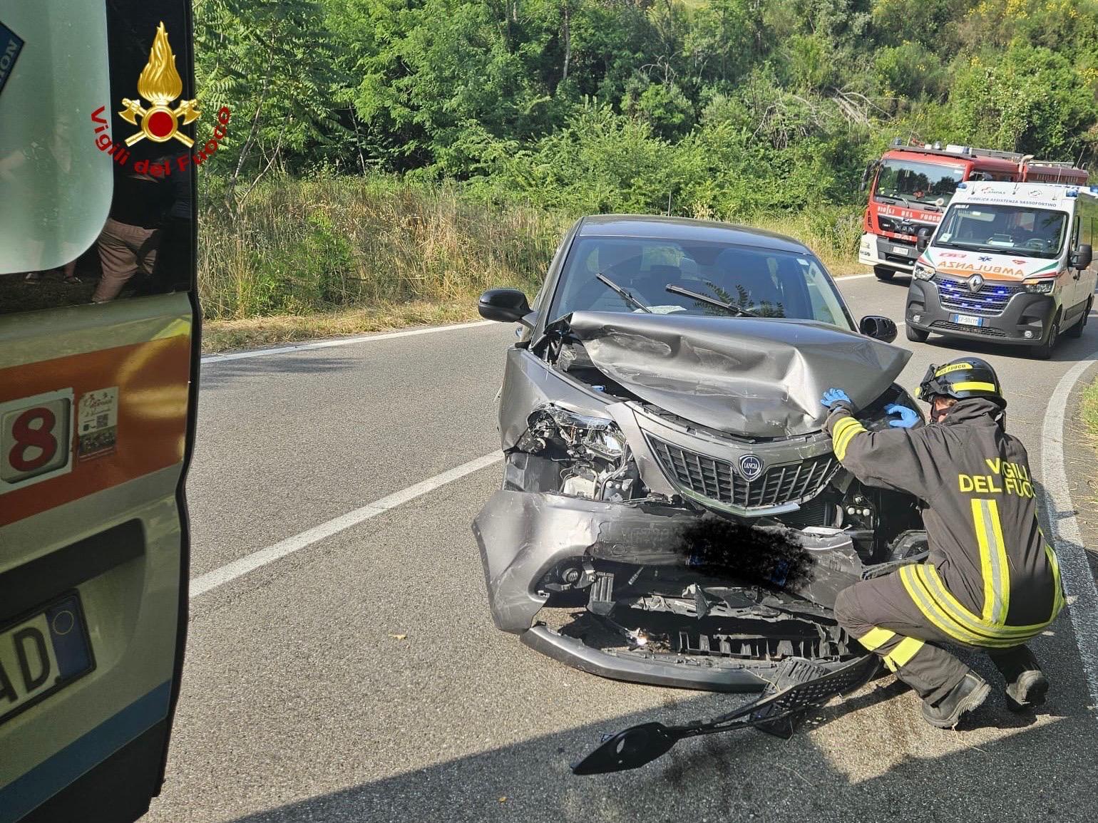 Scontro frontale tra due auto, quattro feriti. Arrivano i vigili del fuoco Scontro frontale tra due auto, quattro feriti. Arrivano i vigili del fuoco