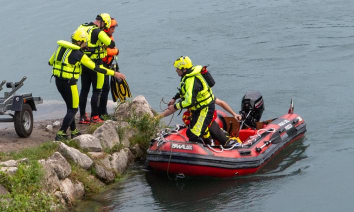 Trasimeno, ricerche di una persona dispersa nel lago. Sommozzatori in azione