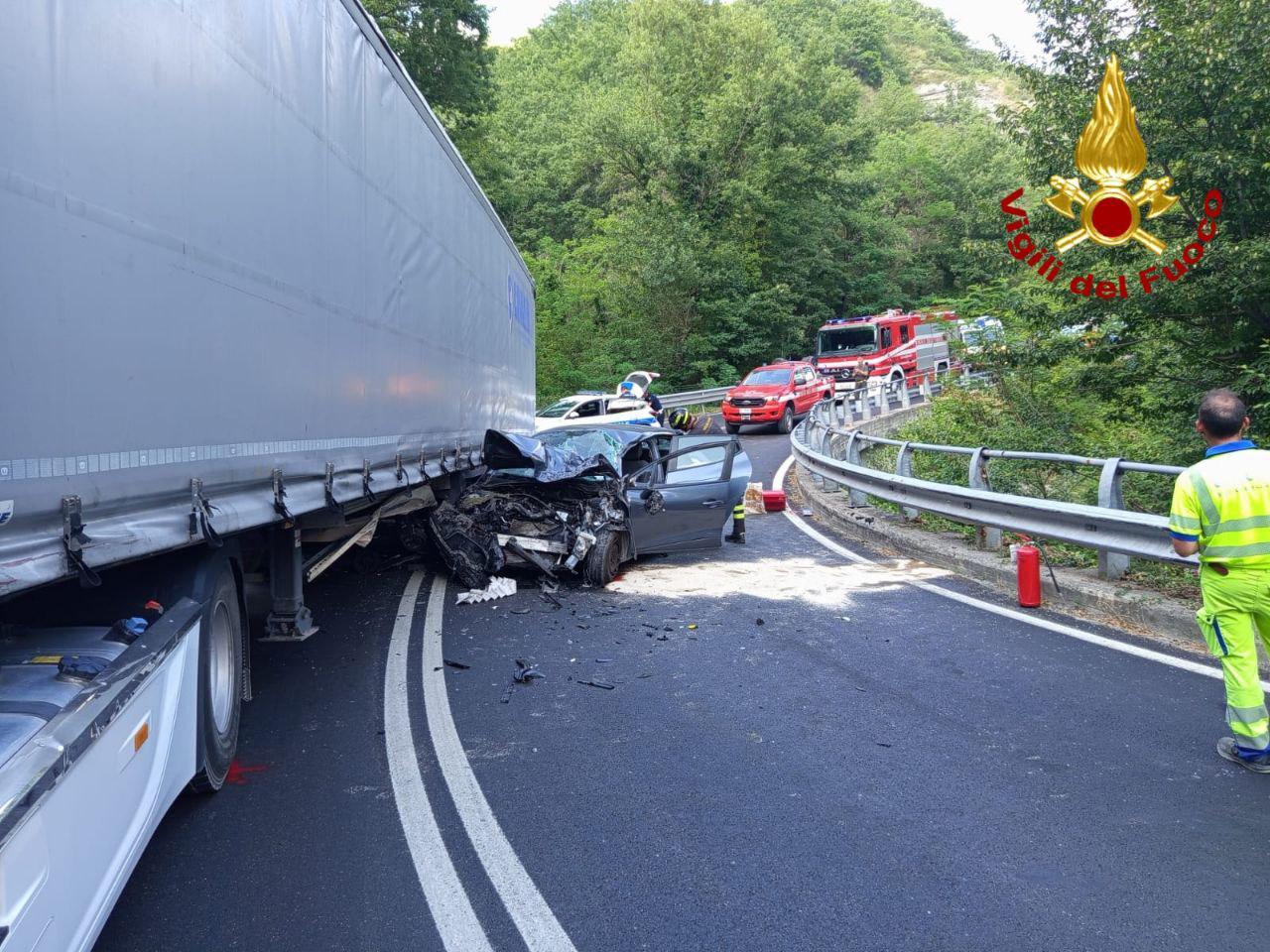 spaventoso incidente auto distrutta dopo lo schianto contro un tir