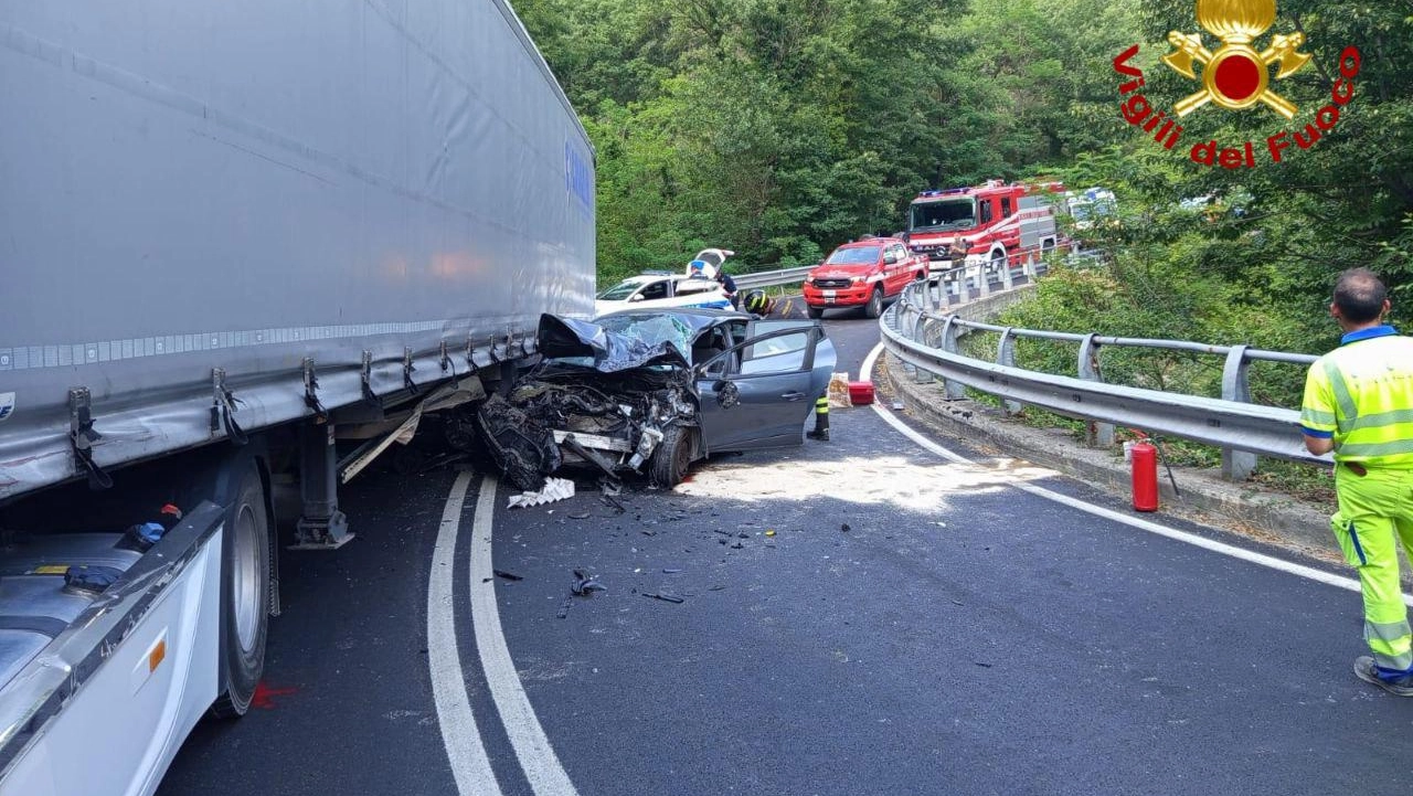 Il grave incidente e l'intervento dei vigili del fuoco Il grave incidente e l'intervento dei vigili del fuoco