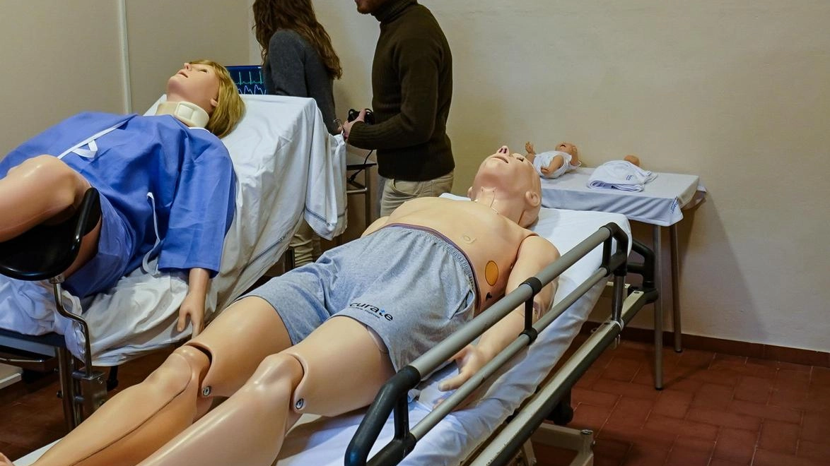 I moderni manichini che serviranno per il personale medico (Foto Borghesi) I moderni manichini che serviranno per il personale medico (Foto Borghesi)