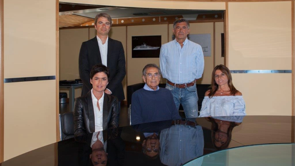Al timone del cantiere navale c’è ancora Fulvio Codecasa supportato dalle figlie Fulvia ed Elena e dai rispettivi mariti, Ennio Buonomo e Fabio Lofrese: un’eccellenza a livello mondiale ancora a conduzione familiare Al timone del cantiere navale c’è ancora Fulvio Codecasa supportato dalle figlie Fulvia ed Elena e dai rispettivi mariti, Ennio Buonomo e Fabio Lofrese: un’eccellenza a livello mondiale ancora a conduzione familiare