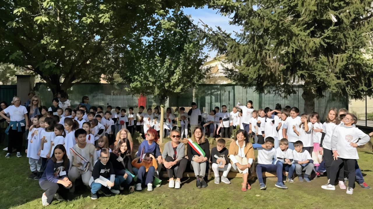 In foto alunni e insegnanti della scuola primaria Gianni Rodari In foto alunni e insegnanti della scuola primaria Gianni Rodari