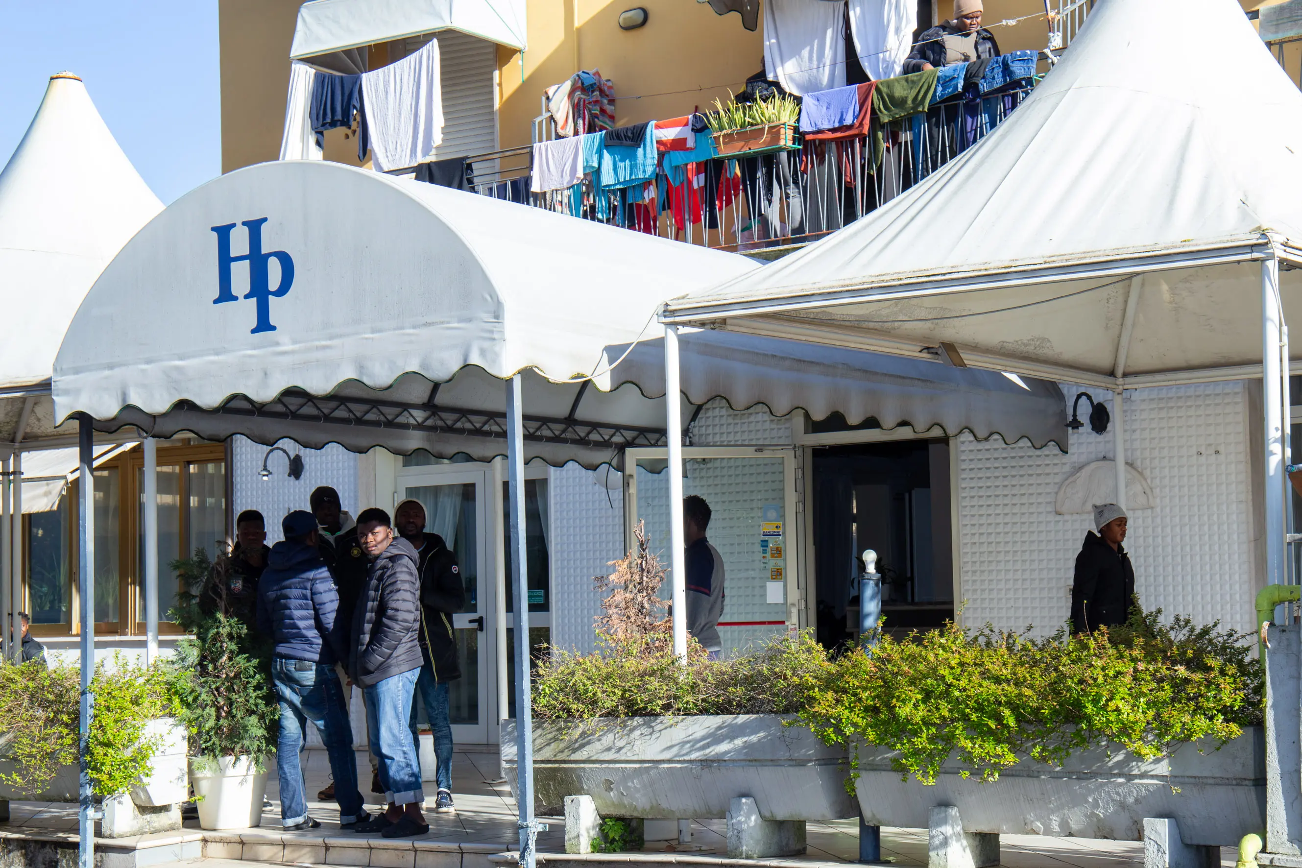 Montecatini, blitz nell’ex hotel Palladio, trovati anche minorenni. “Ora servono controlli”