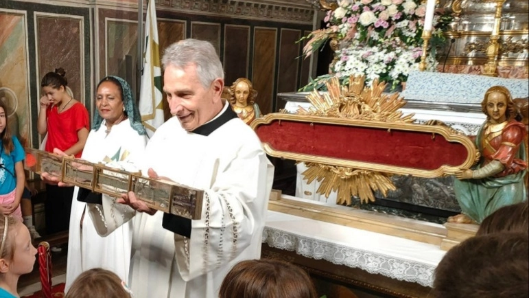 Il canonico Pelagatti mostra la Sacra Cintola ai bambini Il canonico Pelagatti mostra la Sacra Cintola ai bambini