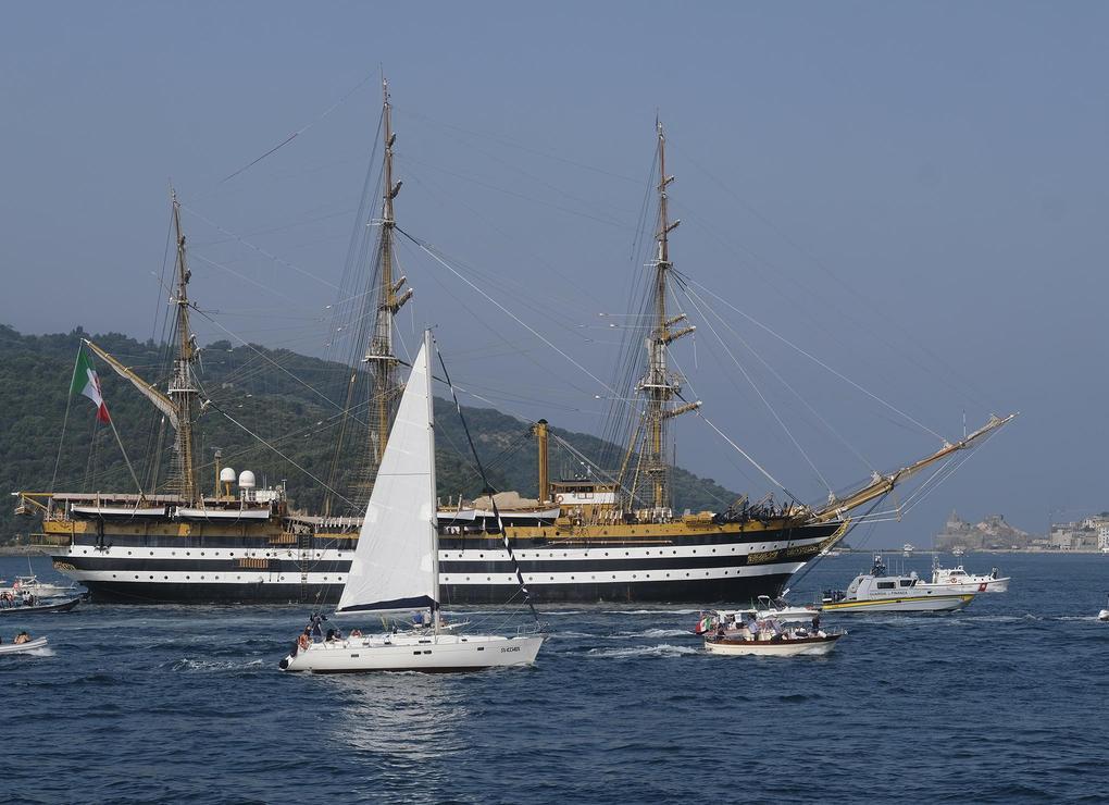 https://www.lanazione.it/image-service/view/acePublic/alias/contentid/MjJkMWFhY2EtYWYyMy00/0/scortata-con-amore-una-flotta-in-festa-per-accogliere-la-regina-del-mare.jpeg