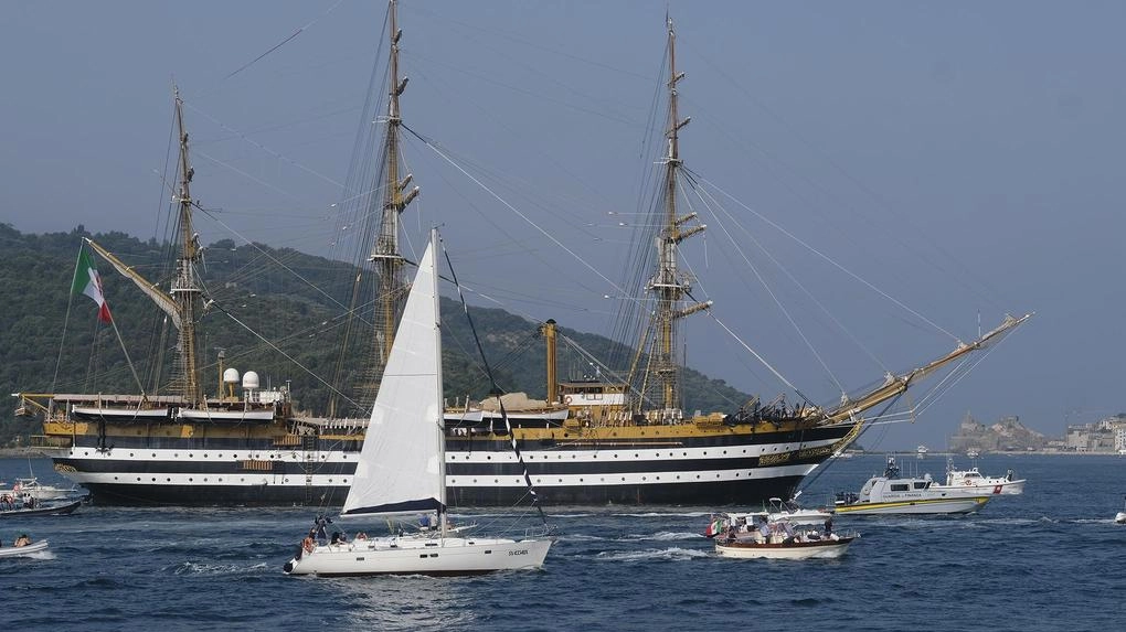 Si chiude così il secondo tour mondiale dell’Amerigo Vespucci. Una sinfonia di sirene ha salutato il momento dell’attracco a terra. Si chiude così il secondo tour mondiale dell’Amerigo Vespucci. Una sinfonia di sirene ha salutato il momento dell’attracco a terra.