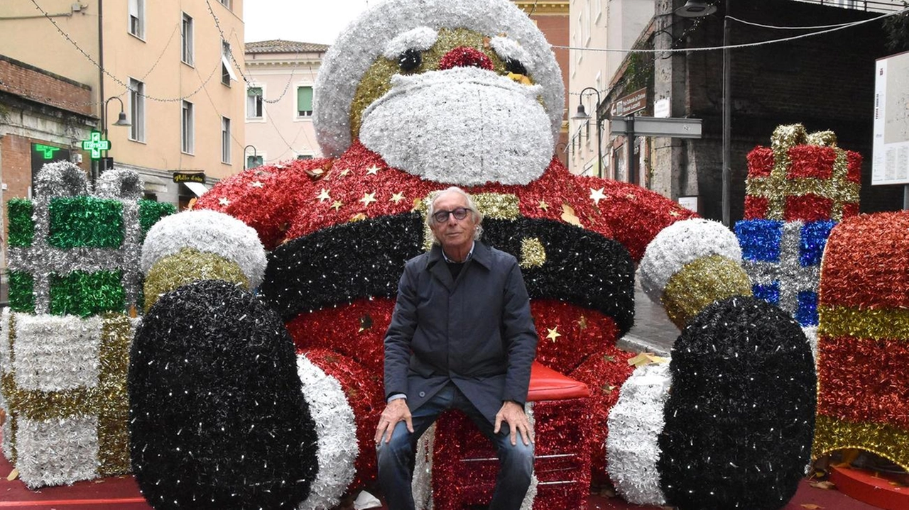 Il grande Babbo Natale che il Comune ha posizionato all’inizio del centro storico: e continua meta di fotografie Il grande Babbo Natale che il Comune ha posizionato all’inizio del centro storico: e continua meta di fotografie