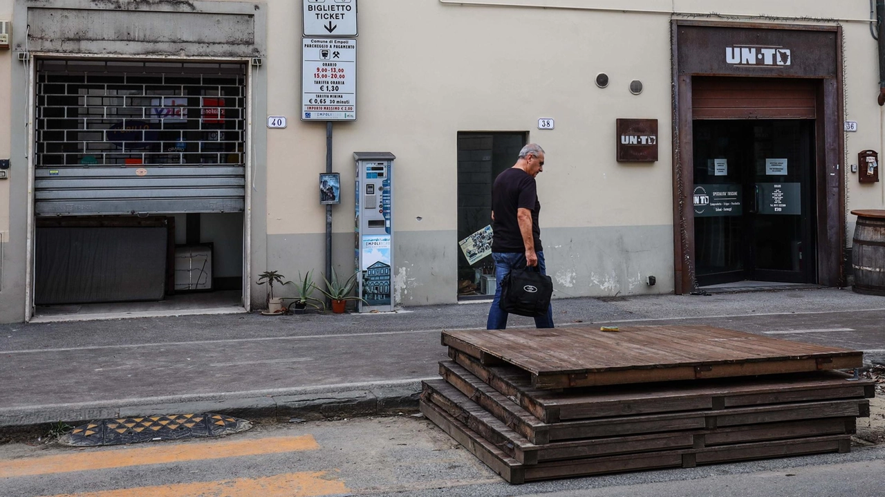 Il lato di via Roma dove si vedono serrande abbassate e attività chiuse (. Gasperini