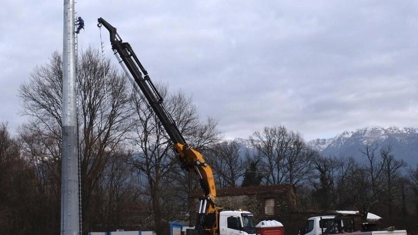 Villafranca, ironia e polemiche dei cittadini dopo la fumata bianca a seguito delle loro proteste. Piccola folla di curiosi intorno all’area dove sorge l’opera, trasportata a pezzi con dei camion. Villafranca, ironia e polemiche dei cittadini dopo la fumata bianca a seguito delle loro proteste. Piccola folla di curiosi intorno all’area dove sorge l’opera, trasportata a pezzi con dei camion.