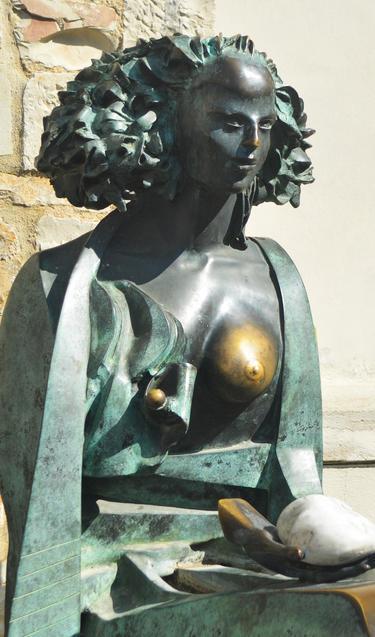 https://www.lanazione.it/image-service/view/acePublic/alias/contentid/MjJlMjQ1NzQtM2IxZi00/0/la-donna-in-cammino-di-inglesi-nelle-strade-e-nelle-piazze.jpeg