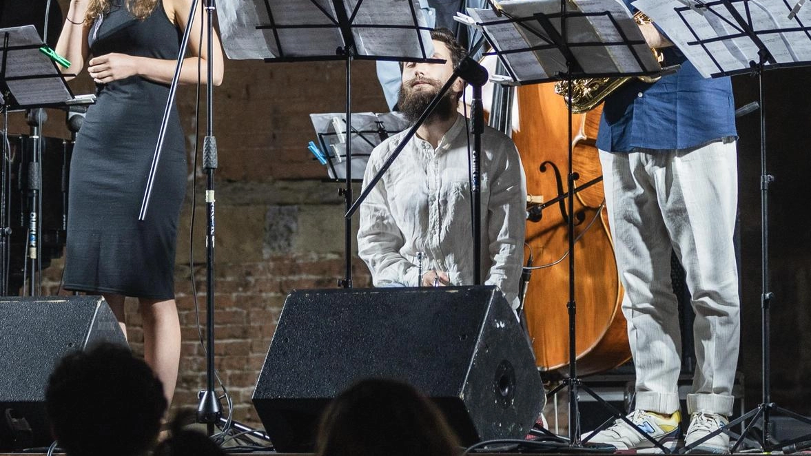 I Corsi Internazionali di Siena Jazz offrono tre giorni di concerti con docenti e allievi che suonano insieme, promuovendo giovani talenti. Jam session e recital animano la Fortezza Medicea e la Contrada della Lupa, celebrando l'improvvisazione e la musica d'insieme. I Corsi Internazionali di Siena Jazz offrono tre giorni di concerti con docenti e allievi che suonano insieme, promuovendo giovani talenti. Jam session e recital animano la Fortezza Medicea e la Contrada della Lupa, celebrando l'improvvisazione e la musica d'insieme.
