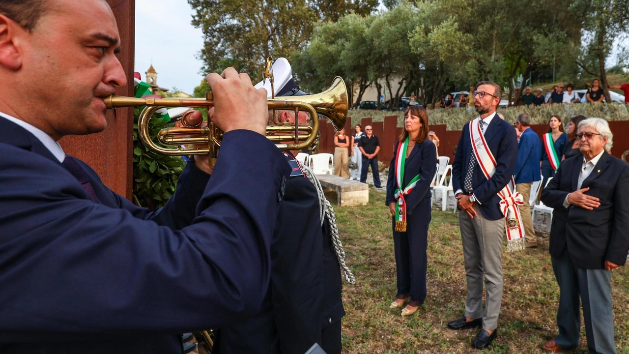 La cerimonia. con la sindaca Donnini e il presidente del consiglio regionale Mazzeo La cerimonia. con la sindaca Donnini e il presidente del consiglio regionale Mazzeo