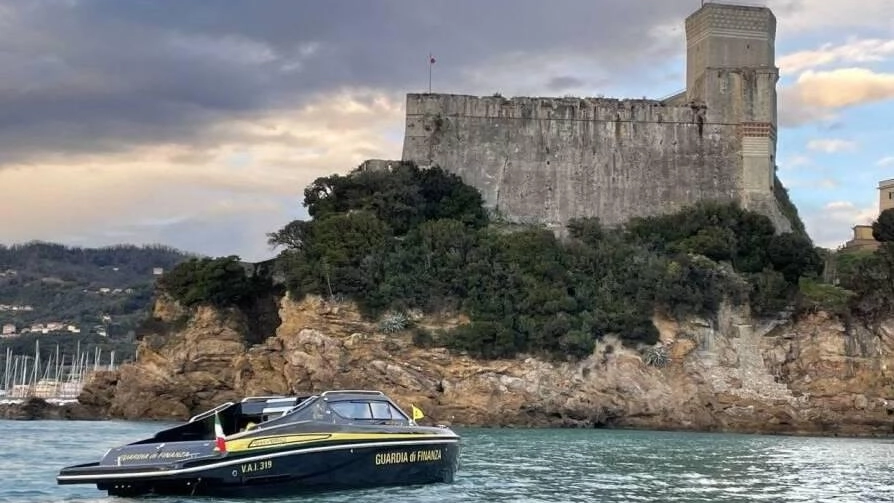 La nuovissima vedetta costiera Vai 319 Hybrid a propulsione ibrida diesel ed elettrica, immortalata sotto il castello di Lerici