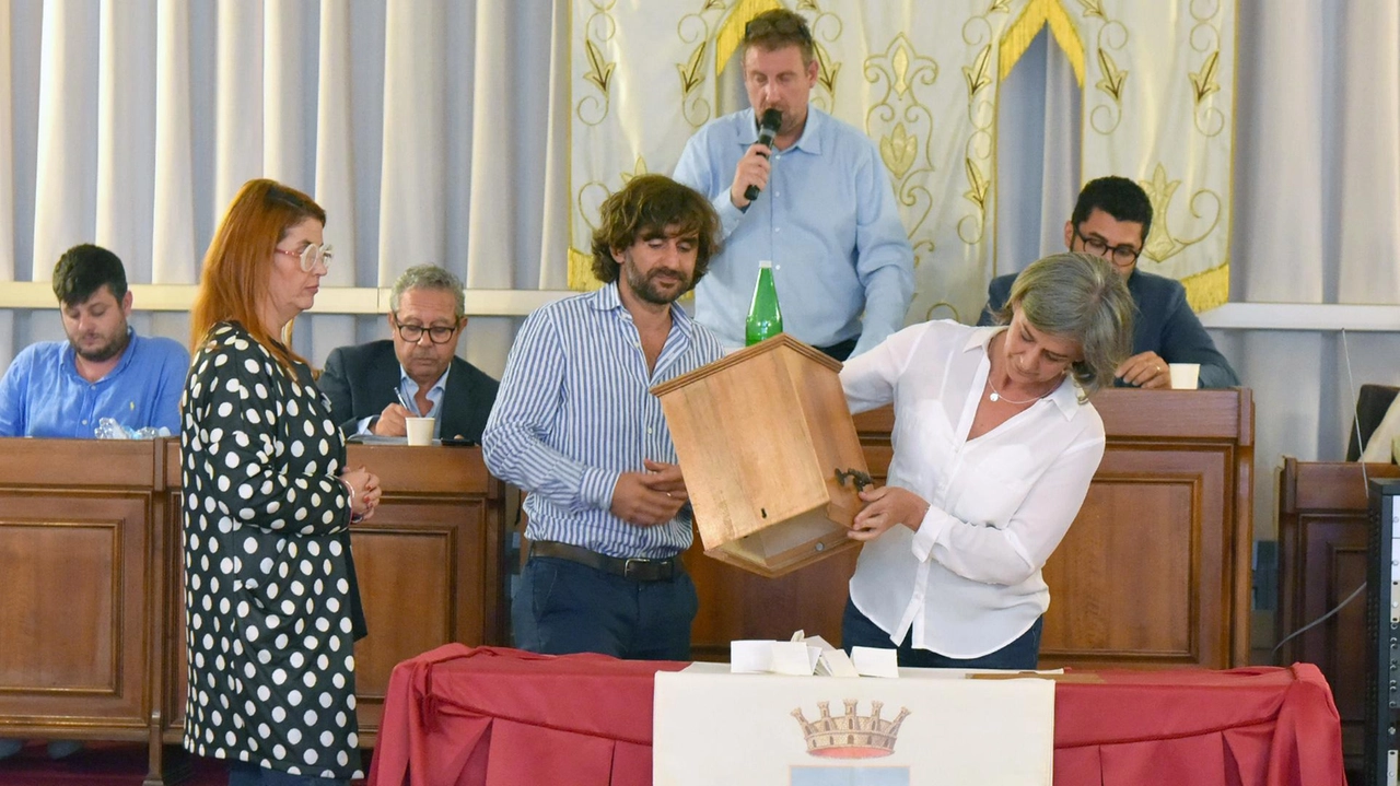 Non sono mancati momenti di tensione durante il Consiglio comunale svolto per adempiere all’elezione del presidente del Collegio dei revisori Non sono mancati momenti di tensione durante il Consiglio comunale svolto per adempiere all’elezione del presidente del Collegio dei revisori