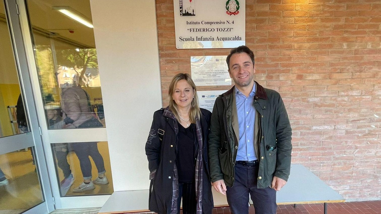 L’assessore all’edilizia scolastica Lorenzo Lorè con Floriana Buonocore, dirigente dell’istituto comprensivo “Tozzi“ L’assessore all’edilizia scolastica Lorenzo Lorè con Floriana Buonocore, dirigente dell’istituto comprensivo “Tozzi“