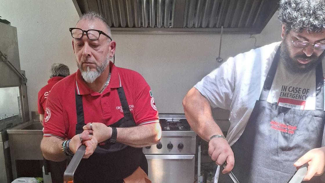 Il pranzo sociale della Croce Rossa. Ospiti speciali giovani e anziani Il pranzo sociale della Croce Rossa. Ospiti speciali giovani e anziani