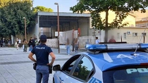La polizia e i carabinieri sono intervenuti sul luogo della rissa ma i giovani protagonisti dello scontro si erano già dileguati (foto di archivio) La polizia e i carabinieri sono intervenuti sul luogo della rissa ma i giovani protagonisti dello scontro si erano già dileguati (foto di archivio)