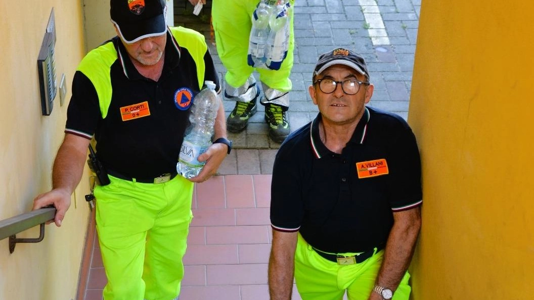 Volontari dell'associazione Oltre a Prato offrono assistenza a anziani e fragili durante l'estate, consegnando acqua e generi di prima necessità a domicilio. Un gesto di solidarietà che allevia la solitudine e i disagi di chi resta in città senza supporto familiare. Volontari dell'associazione Oltre a Prato offrono assistenza a anziani e fragili durante l'estate, consegnando acqua e generi di prima necessità a domicilio. Un gesto di solidarietà che allevia la solitudine e i disagi di chi resta in città senza supporto familiare.