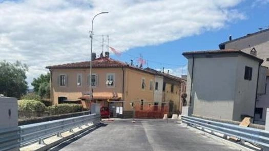 Il tratto di Pontenuovo, sulla via Montalese, al momento si presenta così. Riaprirà a senso unico alternato Il tratto di Pontenuovo, sulla via Montalese, al momento si presenta così. Riaprirà a senso unico alternato