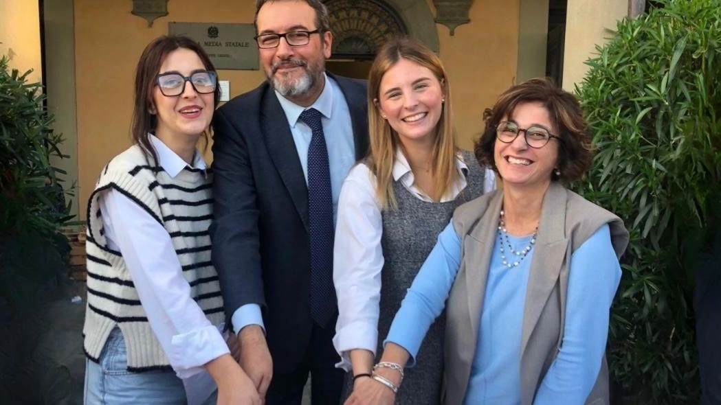 Irene Prifti, rappresentante di istituto del Lorenzini, il sindaco Riccardo Franchi, Giaele Sarti, ex rappresentante di istituto e la preside Annalisa Fattori Irene Prifti, rappresentante di istituto del Lorenzini, il sindaco Riccardo Franchi, Giaele Sarti, ex rappresentante di istituto e la preside Annalisa Fattori