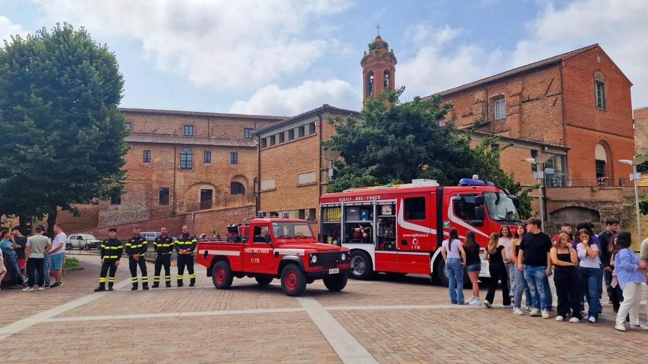 Città della Pieve, l’iniziativa è stata promossa da Vigili del fuoco, Comune e istituti. I ragazzi hanno presentato gli elaborati sull’esperienza vissuta. Città della Pieve, l’iniziativa è stata promossa da Vigili del fuoco, Comune e istituti. I ragazzi hanno presentato gli elaborati sull’esperienza vissuta.