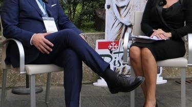 A sinistra il vicepresidente di Assofarm, Andrea Porcaro D’Ambrosio, con Carlotta Romualdi, a destra la conduttrice e. il sottosegretarui alla Salute Marcello Gemmato A sinistra il vicepresidente di Assofarm, Andrea Porcaro D’Ambrosio, con Carlotta Romualdi, a destra la conduttrice e. il sottosegretarui alla Salute Marcello Gemmato