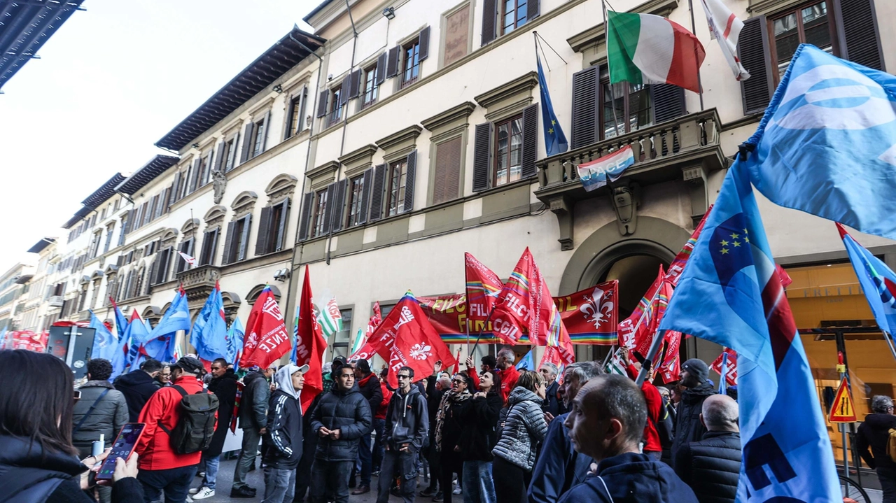 La protesta dei lavoratori della moda martedì mattina in città per chiedere aiuto. Tanti operai sono in cassa integrazione La protesta dei lavoratori della moda martedì mattina in città per chiedere aiuto. Tanti operai sono in cassa integrazione
