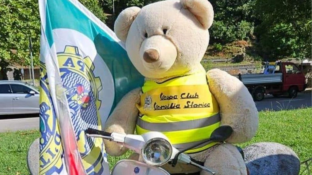 Il Vespa Club Versilia Storica è un’associazione di Seravezza impegnata nel coordinamento di vespisti versiliesi Il Vespa Club Versilia Storica è un’associazione di Seravezza impegnata nel coordinamento di vespisti versiliesi