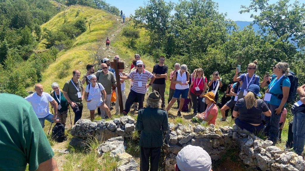 Cammini storici e religiosi, parchi, riserve, laghi, paesaggi d’autore e panorami spirituali per scoprire la Valle Cammini storici e religiosi, parchi, riserve, laghi, paesaggi d’autore e panorami spirituali per scoprire la Valle