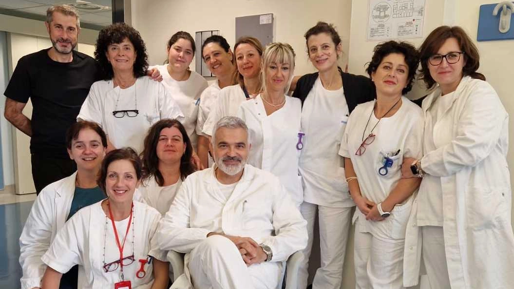 Una donazione importante da Alessandra Fantasia, di Terrarossa a Licciana, per il reparto di Oncologia dell’Ospedale delle Apuane. L’ha consegnata... Una donazione importante da Alessandra Fantasia, di Terrarossa a Licciana, per il reparto di Oncologia dell’Ospedale delle Apuane. L’ha consegnata...