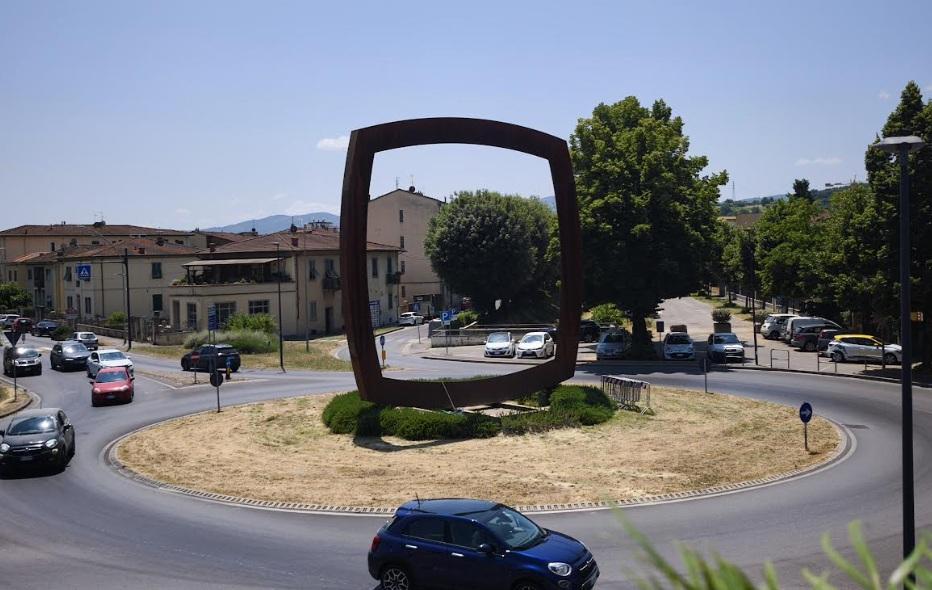 https://www.lanazione.it/image-service/view/acePublic/alias/contentid/MjM3ZDk2ZjQtMTE2Ny00/0/la-rotatoria-del-ponte-ipazia-con-l-opera-di-staccioli.jpeg