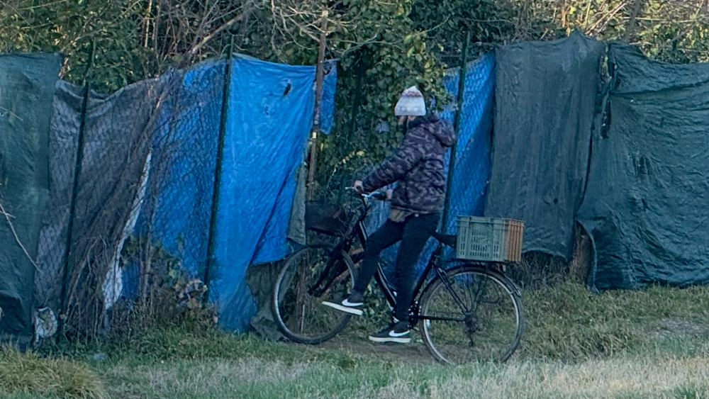 Un gruppo di dieci persone ha occupato il terreno privato accanto al parco "È un problema noto, che si sposta da una zona all’altra ma non si risolve". Un gruppo di dieci persone ha occupato il terreno privato accanto al parco "È un problema noto, che si sposta da una zona all’altra ma non si risolve".