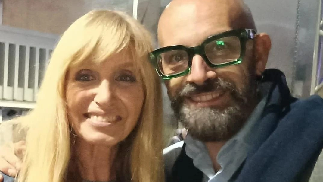 Mario Marasà, artista di Carmignano, premiato a Roma per l'opera "Al vento e ai baci", ispirata a Fabrizio De Andrè. Il suo lavoro unisce fisicità, trascendenza e spiritualità, elogiato da esperti e colleghi. Mario Marasà, artista di Carmignano, premiato a Roma per l'opera "Al vento e ai baci", ispirata a Fabrizio De Andrè. Il suo lavoro unisce fisicità, trascendenza e spiritualità, elogiato da esperti e colleghi.