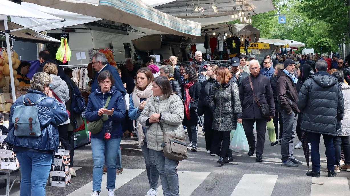 Tante novità per il mercato settimanale «Paparelli» Plaude anche Confcommercio: «Un ottimo dialogo con il Comune» Tante novità per il mercato settimanale «Paparelli» Plaude anche Confcommercio: «Un ottimo dialogo con il Comune»