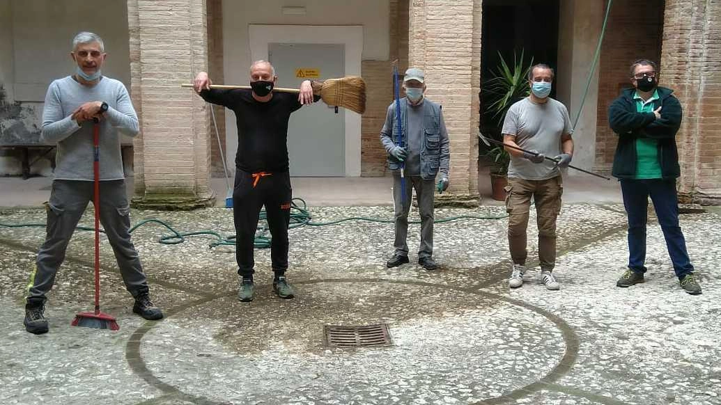 Tre anni fa alcuni volontari avevano provveduto a ripulire “in proprio“ il chiostro di Santa Cecilia che ora ha bisogno di nuove attenzioni Tre anni fa alcuni volontari avevano provveduto a ripulire “in proprio“ il chiostro di Santa Cecilia che ora ha bisogno di nuove attenzioni