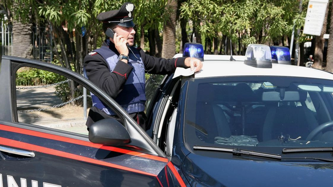 I carabinieri hanno rintracciato l’anziano all’interno della sua abitazione e lo hanno arrestato per aver violato il divieto di avvicinamento (foto d’archivio) I carabinieri hanno rintracciato l’anziano all’interno della sua abitazione e lo hanno arrestato per aver violato il divieto di avvicinamento (foto d’archivio)