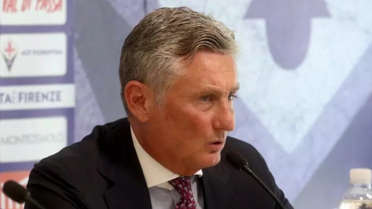 Il ds viola Daniele Pradè impegnato nell'ultimo giorno di mercato